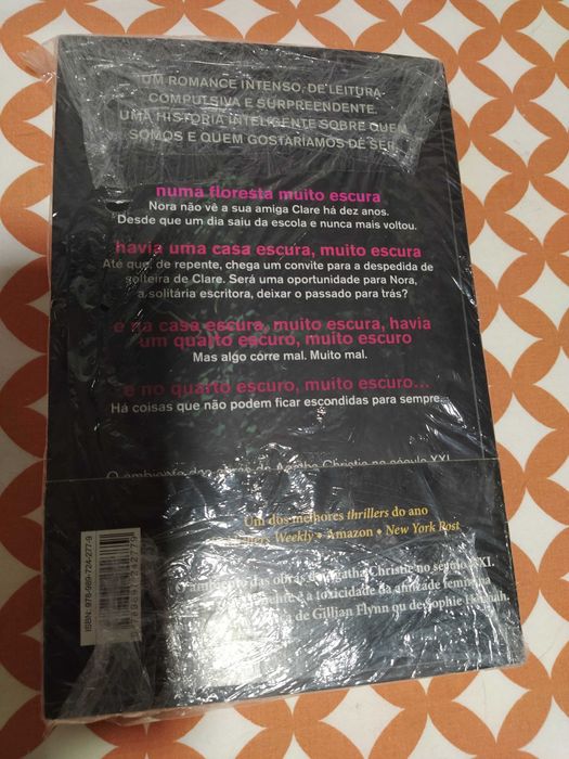 Vendo livro "Numa floresta muito escura"