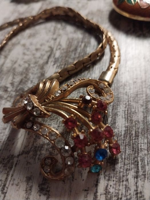 Сет бижутерии. Кулон. Броши