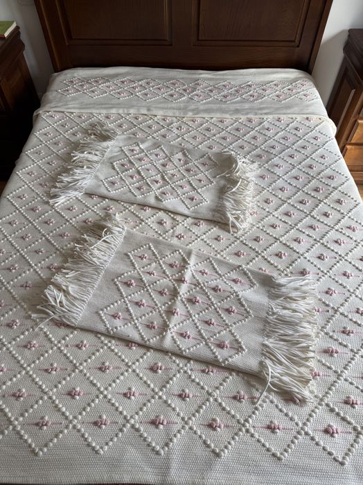 Colcha de cama com pormenores cor de rosa a bom preço