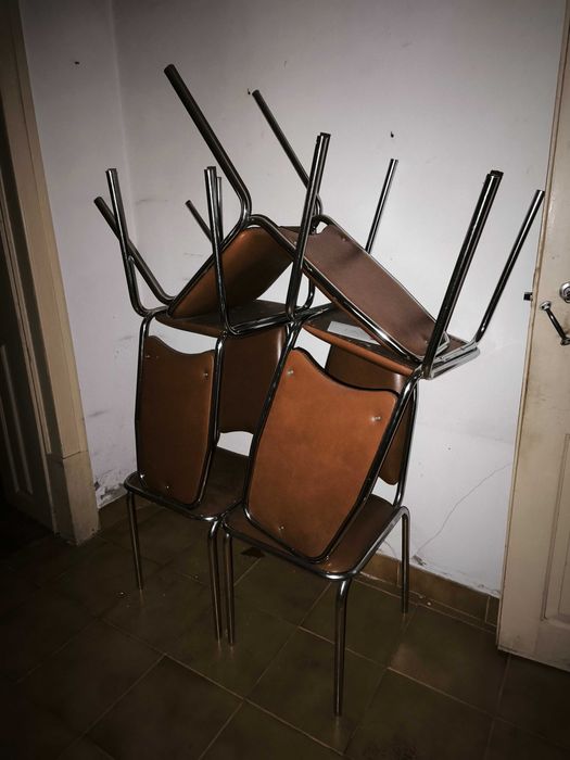 Caldeiras de metal com napa castanha.