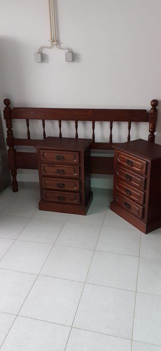 Camas de madeira + 2 mesas de cabeceira