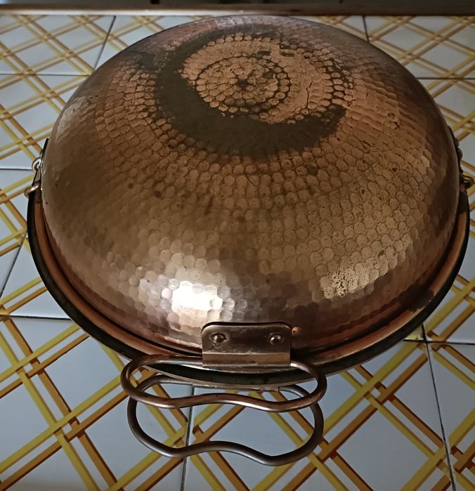 Cataplana de bronze com uso.