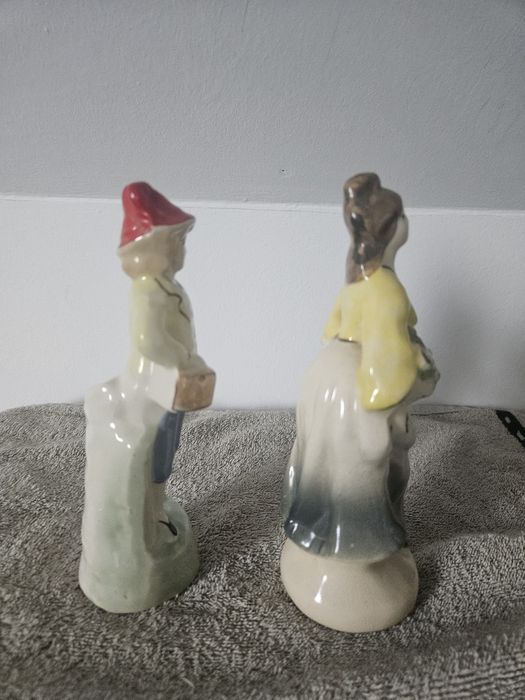 Figurka porcelanowa  chłopiec w czerwonej czapce