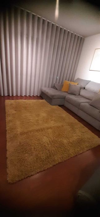 Tapete de sala amarelo torrado