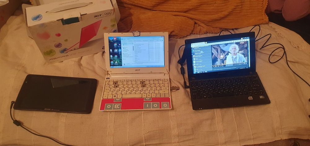 2 нетбуки Lenovo Idealpad S10-3 та Acer Aspire One Happy