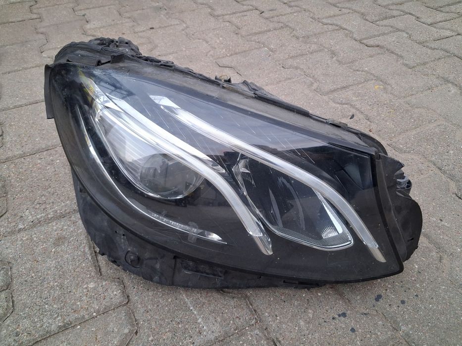 Mercedes E klassa 213 Lampa Prawa Przod Uszkodzona