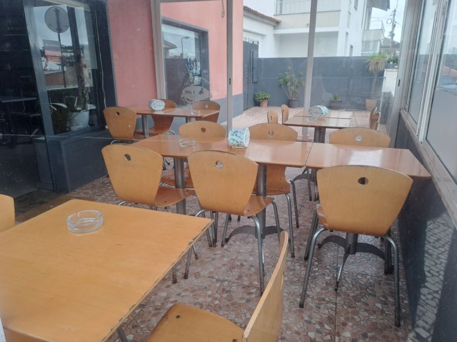 Mesas e cadeiras
