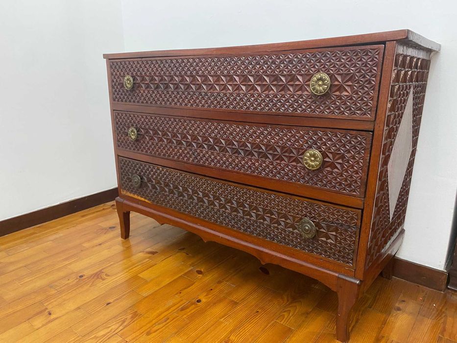 Cómoda em madeira trabalhada dos anos 60