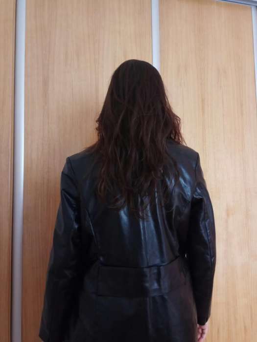 Casaco comprido em pele verdadeira preta.