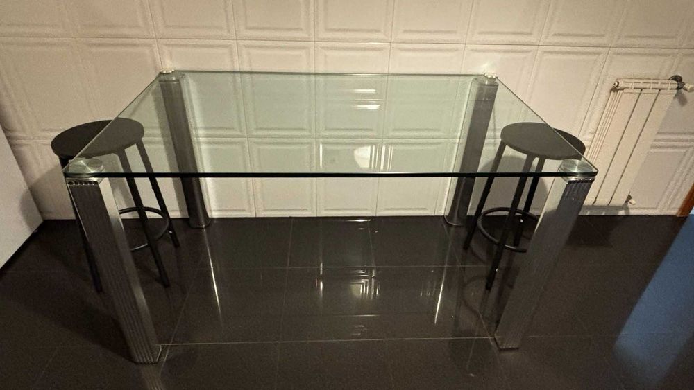 Mesa de cozinha com tampo em vidro