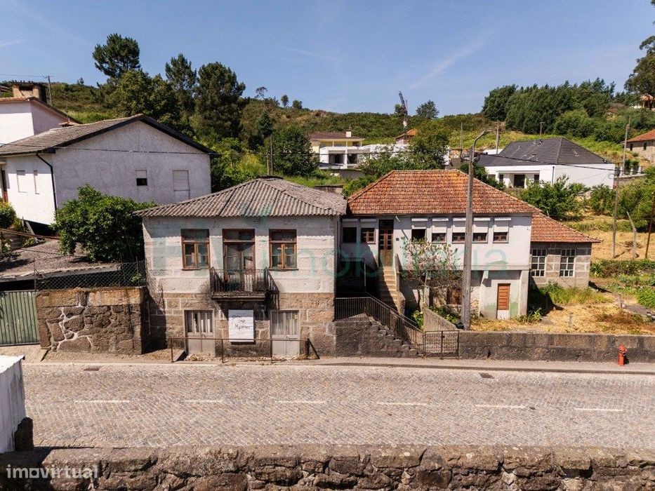 Moradias para Restauro com Terreno de Construção em Vila Nova do Ca...