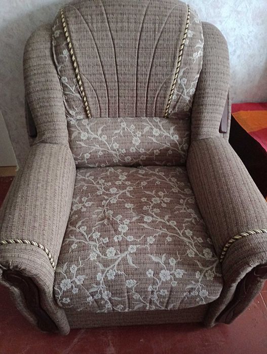 Диван розкладний та два крісла кроваті.