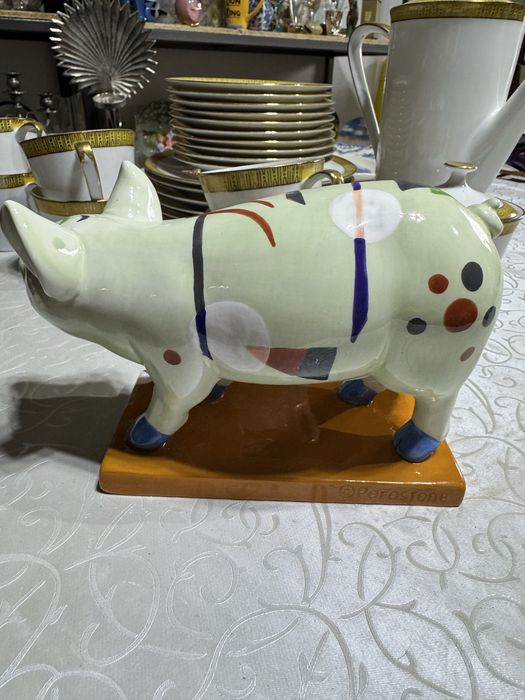 керамічна фігурка свині є частиною колекції "Party Piggies" від нідерландської студії Parastone Studios.