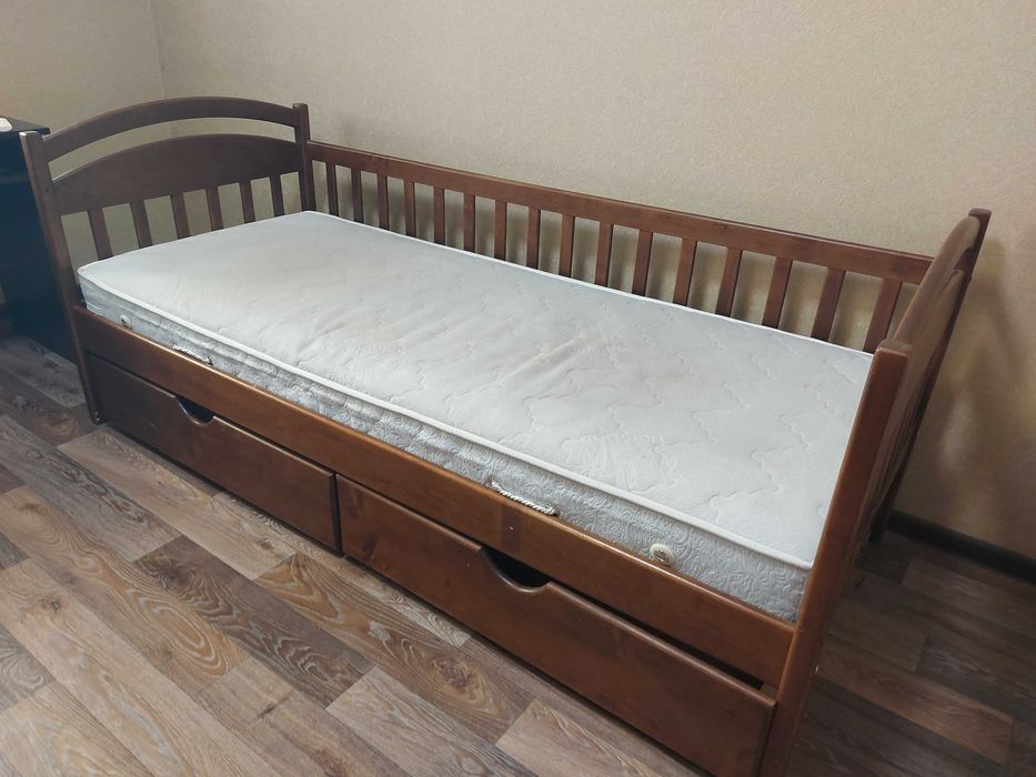 Кровать дитяча з матрасом