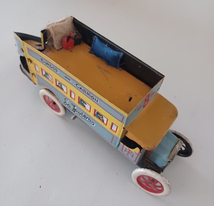Autocarro antigo em folha-de-flandres / chapa