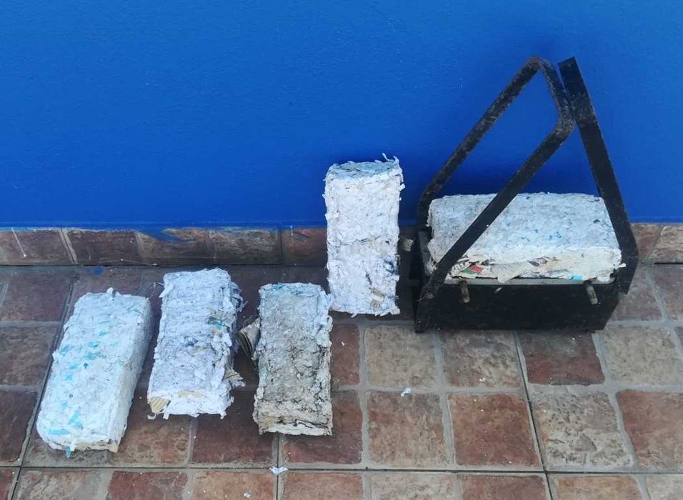 Aparelho manual de fazer tijolos de papel