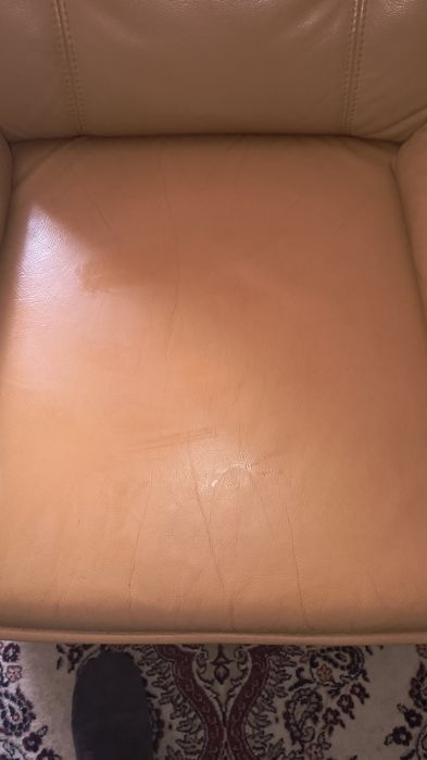 Крісло шкіряне з пуфом