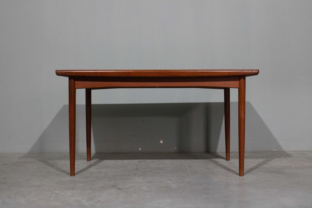 Mesa de jantar extensível da década de 70 em teca