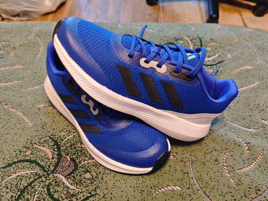 Кроссовки Adidas (оригинал) фирменные размер-35  стелька- 22см.