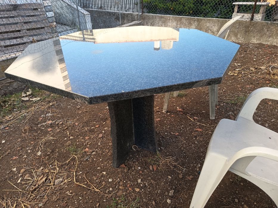 Mesa granito octógonal