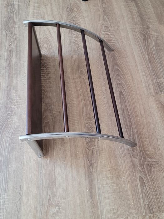 Prateleira de metal e madeira.