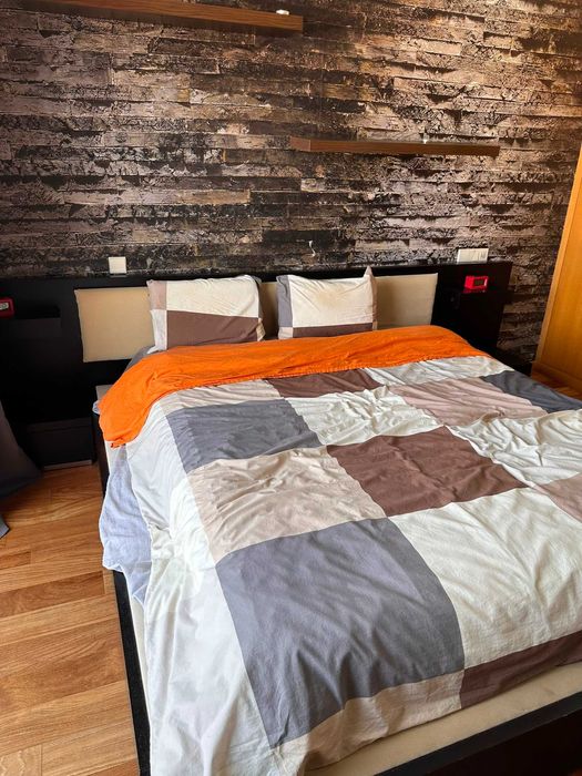 Cama de Casal 160x200 com Estrado Elevatório + 2 Mesas de Cabeceira