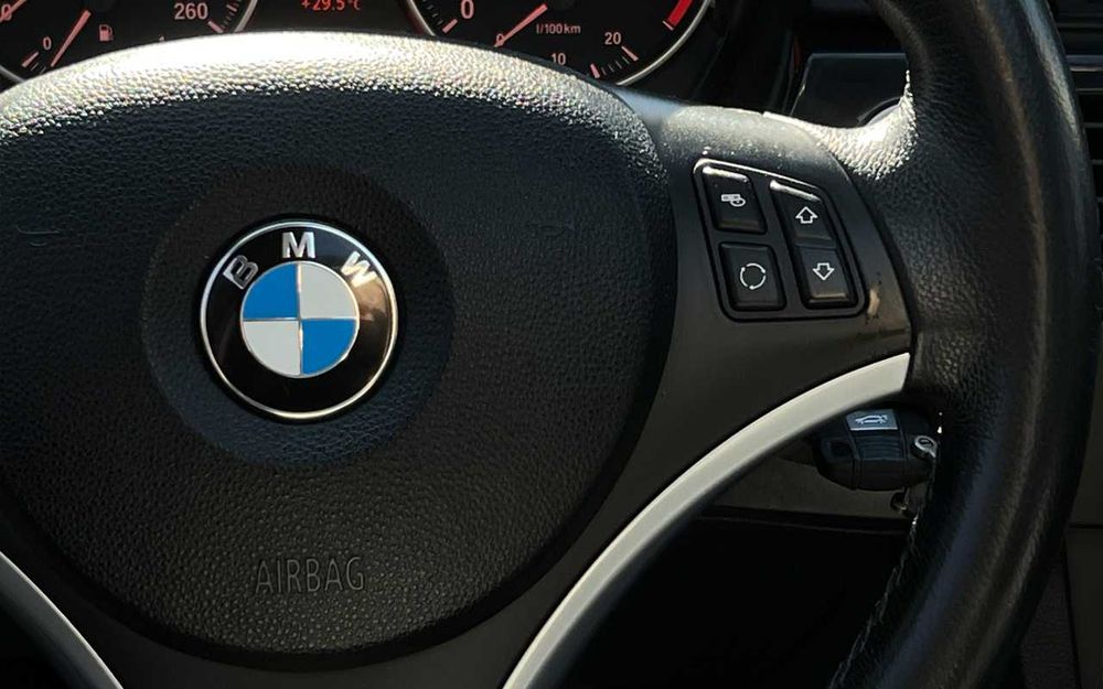 BMW 320 I 2009 року