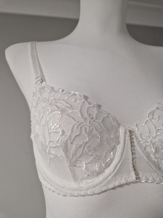 Biały komplet bielizny  w lilie