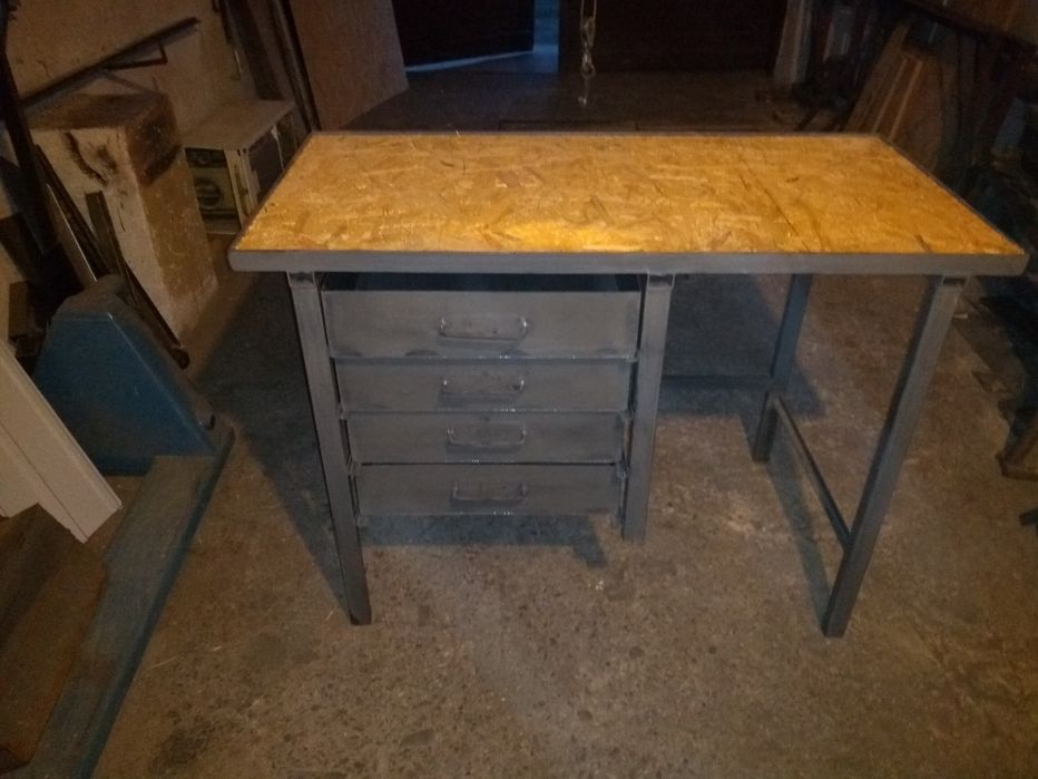 Stół warsztatowy z szufladami