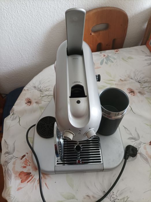 Кавоварка на капсули Delonghi