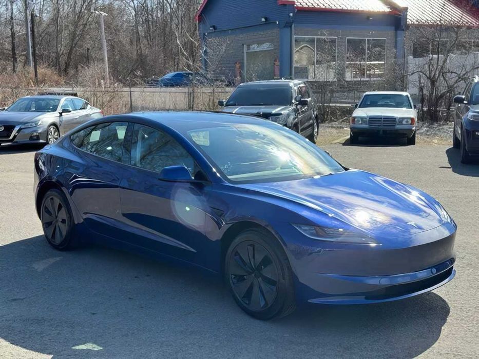 Tesla Model 3 Long Range      2025