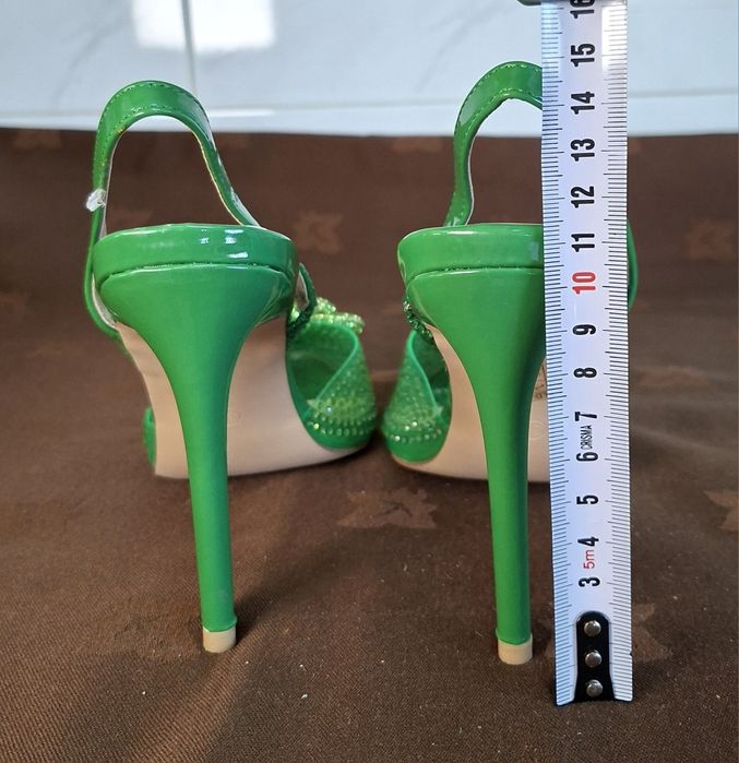 Sandálias  verdes com pedras brilhantes