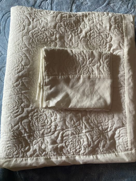Capa de Edredon com 2 fronhas.
