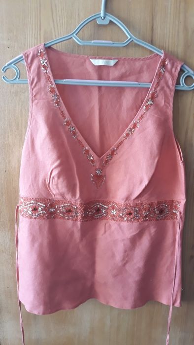 Różowy top ze zdobieniami