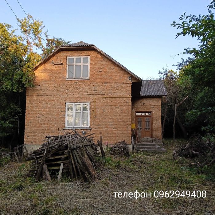 Будинок у селі Яблунів