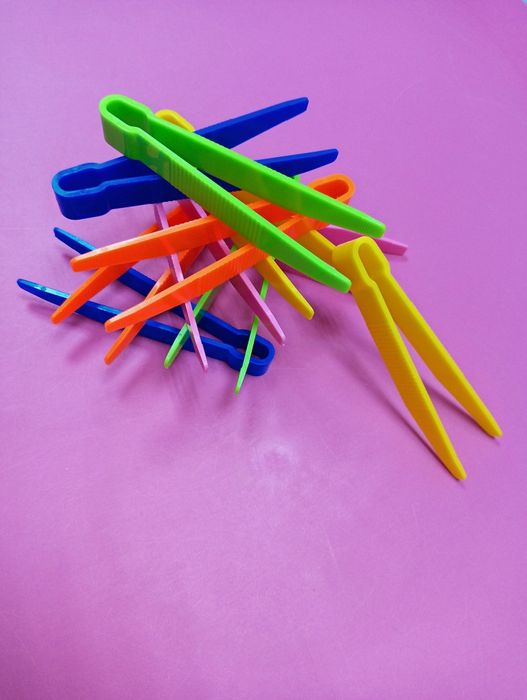 Пінцет дитячий для сортування. Набір щипчики для сортування помпонів.