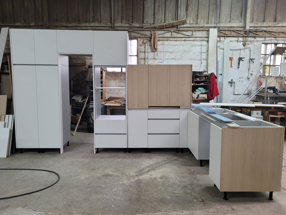 Cozinhas e roupeiros por medida *Fabricante*