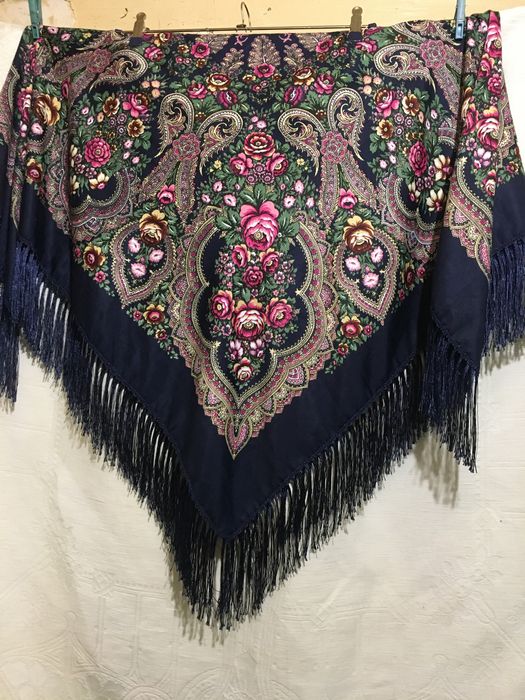 Платок - шаль шерстяной с бахромой новый