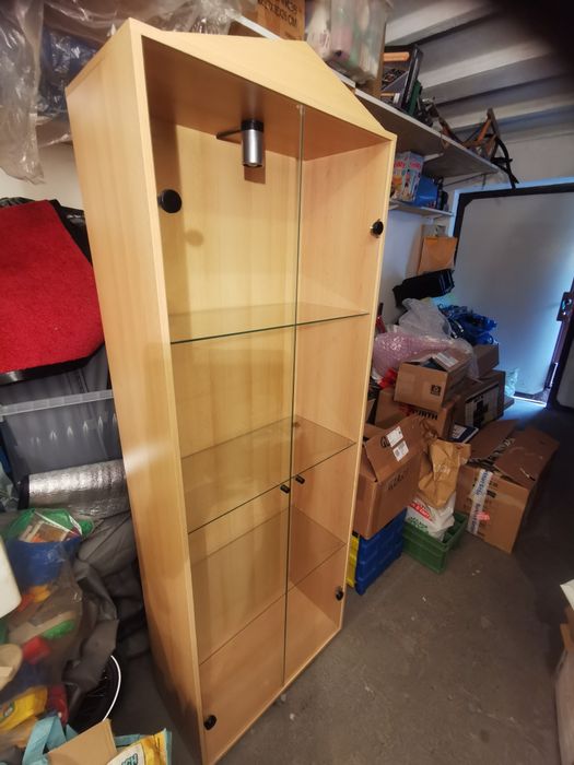 Szklana witryna, szafa z oświetleniem