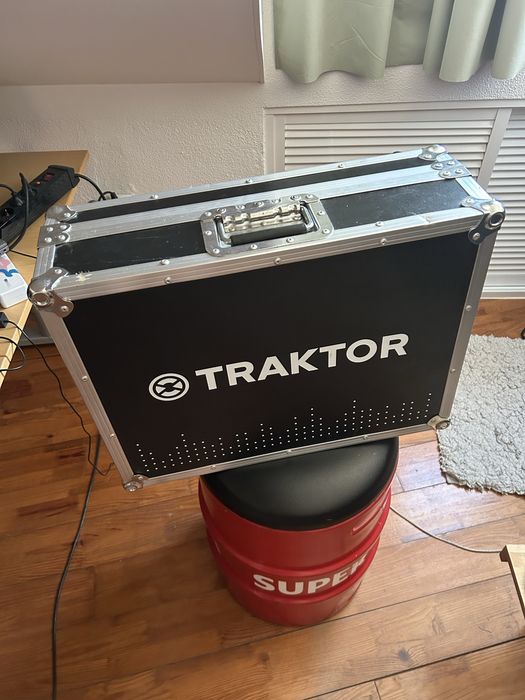 Traktor Kontrol S4 Mk2 + caixa de transporte