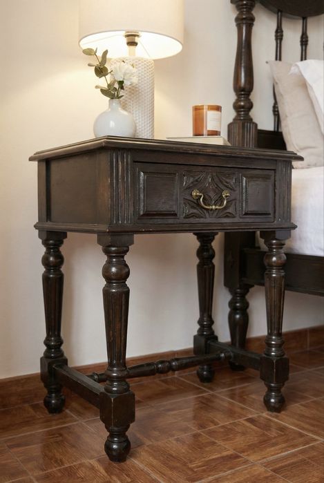 Cama de casal, mesinhas, colchão e estrado