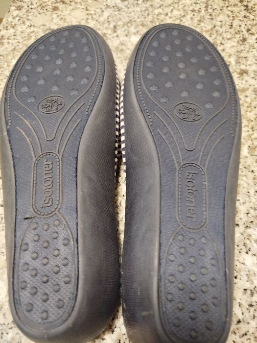 Chinelos de quarto TAM 38 marca Isotoner.