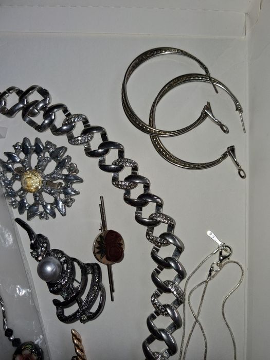 Paka biżuterii od vintage do współczesnej