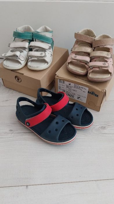 Zestaw sandały Crocs c11 i dwie pary Bartek 26 dla dziewczynki