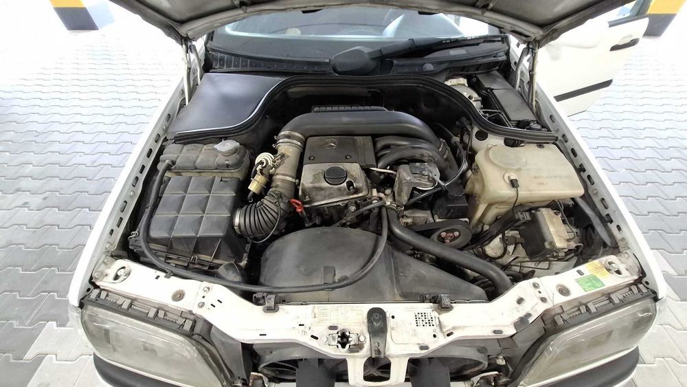 Vendo Mercedes C220d 1996 448000km.    Muito estimado..