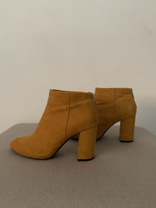 Botins/Botas - Cor amarela torrado