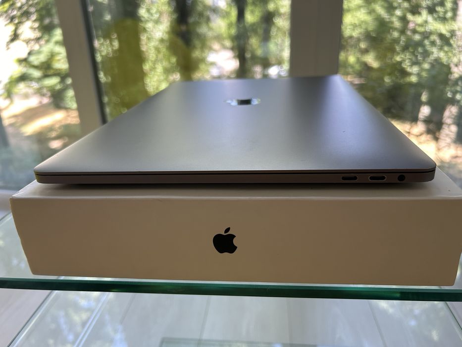 Macbook Pro 15 2019г, i7, 16/256