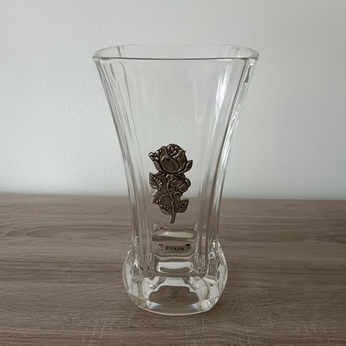 Jarra de cristal com decoração em estanho