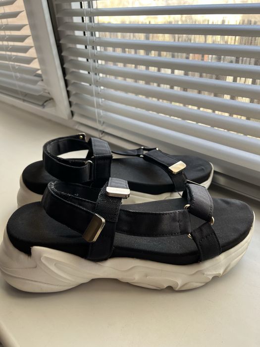 Босоніжки Stradivarius 38 р.