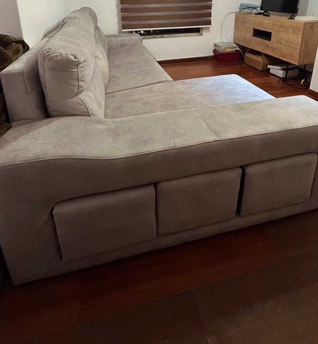 Sofá chaise longue esquerda com poufs